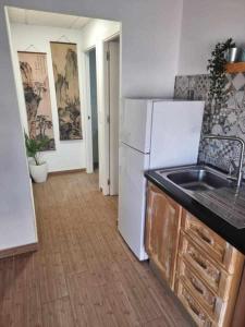 een keuken met een witte koelkast en een wastafel bij APARTAMENTOS TERRA Y ONIX zona centro Elda in Elda