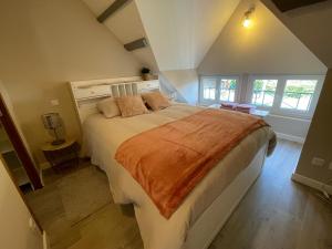 1 dormitorio con 1 cama grande en el ático en Maison, cottage, en Choisy-au-Bac