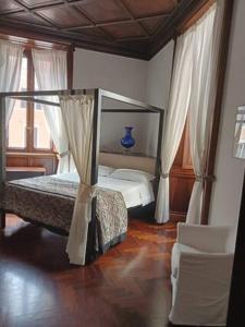 sypialnia z łóżkiem z baldachimem w obiekcie Princess house Roma w Rzymie