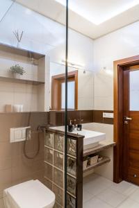 Apartamenty Prestige Browar Lubicz Stare Miasto في كراكوف: حمام مع حوض ومرحاض