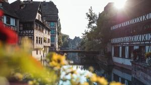 un río en una ciudad con edificios y un puente en Le Phalsbourg - Escapade citadine à Strasbourg en Estrasburgo