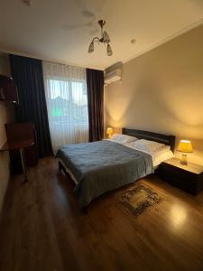 Un dormitorio con una cama grande y una ventana en Lileya Hotel, en Polyana