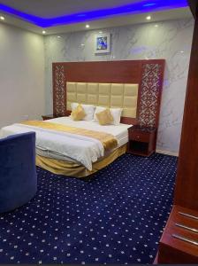 - une chambre avec un grand lit dans l'établissement فندق أسس التاج, à Abou Arish