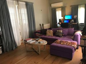 a living room with a purple couch and a table at Hermosa Casa Quinta in Ingeniero Maschwitz