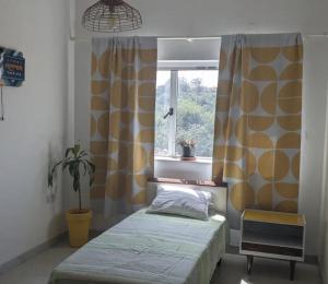 um quarto com uma cama e uma janela em Spacious modernist Apt with views & pool em Tal-Mejda