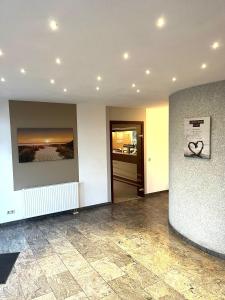 um quarto vazio com um corredor com uma porta em Hotel Alte Apotheke em Bad Dürrenberg