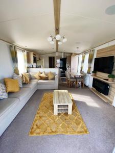 Gallery image of Gorgeous 7 Berth Caravan With Decking And Full Seaviews At Hopton Ref 80053S in Great Yarmouth