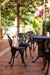 a group of benches and a table on a patio at Tamahuche Hotel Rural in Vallehermoso