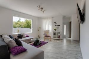 una sala de estar con un sofá y una mesa en Modern villa with pool, whirpool in quiet area - by Traveler tourist agency Krk ID 2180, en Gostinjac