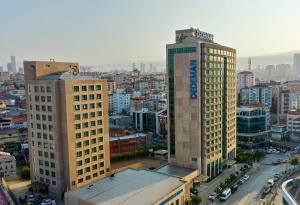 uitzicht op een stad met twee hoge gebouwen bij Park Dedeman Bostanci Hotel in Istanbul