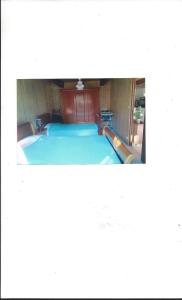 uma fotografia de uma piscina num quarto em LA TOUR D'AUVERGNE em Juilles