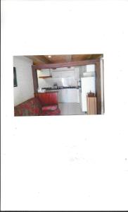uma vista para uma sala de estar com um sofá vermelho em LA TOUR D'AUVERGNE em Juilles