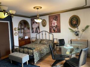 Una sala de estar con una cama y una mesa de cristal. en SPA Versalles, en La Laguna