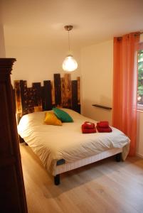 1 dormitorio con 1 cama con 3 almohadas en Gîte'appart "des cîmes et jardin", en Illkirch-Graffenstaden