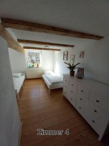 ein Wohnzimmer mit weißen Möbeln und einem Fenster in der Unterkunft Pension - Kleinschmidt in Urbach