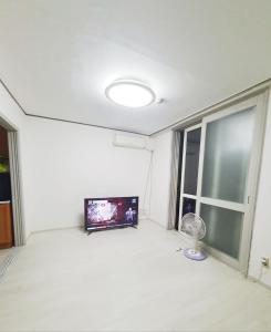 TV tai viihdekeskus majoituspaikassa Gyeongchun Line Forest Private House