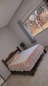 皮奧伊的住宿－Rancho Pôr do Sol，一间带床的卧室,位于带窗户的房间内