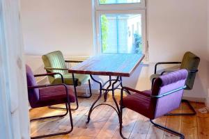 einen Tisch und 4 Stühle in einem Zimmer in der Unterkunft Romantik-Ferienhaus -Vier Sterne- idyllische Lage nähe Berlin in Marienwerder