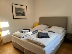 ein Bett mit zwei Handtüchern darüber in der Unterkunft Romantik-Ferienhaus -Vier Sterne- idyllische Lage nähe Berlin in Marienwerder