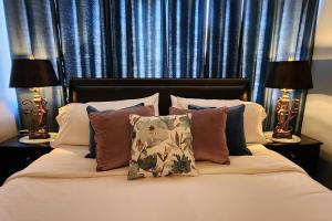 - une chambre avec un lit avec des oreillers et 2 lampes dans l'établissement Perfect Couples Retreat - close to all amenities, à Hot Springs