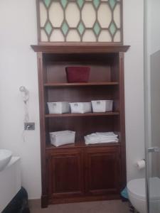 łazienka z półką z ręcznikami i toaletą w obiekcie Princess house Roma w Rzymie