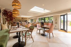 阿尼克The Tempus at Charlton Hall Estate的有桌椅和窗户的餐厅