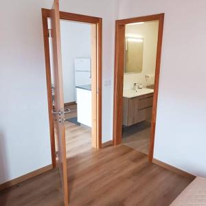 um quarto com casa de banho com lavatório e espelho em Casa Bela Vista Studio 2 em Ribeira Brava