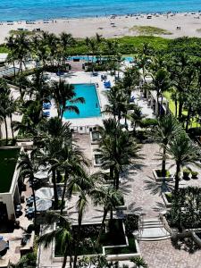 een luchtzicht op een resort met palmbomen en een strand bij Ritz Carlton Luxurious Residence on Singer Island in Riviera Beach