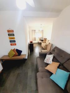 uma sala de estar com sofás e um sofá num quarto em APTO - 1,3 km da AFONSO PENA - 3 quartos com ar condicionado em Campo Grande