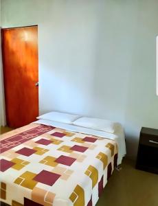 BocapánにあるLa Loma de Bocapánのベッドルーム1室(カラフルな毛布付きのベッド1台付)