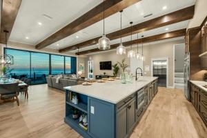 cocina grande con armarios azules y sala de estar. en Sunset Blue, en Siesta Key