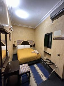 Habitación de hotel con cama y TV en Dar Bargach en Tánger