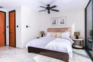 Ein Bett oder Betten in einem Zimmer der Unterkunft Tamarind Hills Resort & Villas