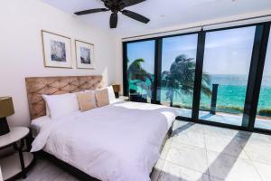 Ein Bett oder Betten in einem Zimmer der Unterkunft Tamarind Hills Resort & Villas