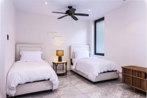 Ein Bett oder Betten in einem Zimmer der Unterkunft Tamarind Hills Resort & Villas