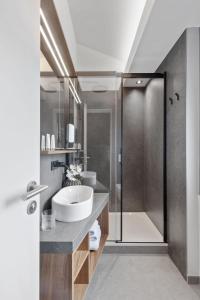 La salle de bains est pourvue d'un lavabo et d'une douche. dans l'établissement 3 VIE Restaurant & Rooms, à Acquarossa