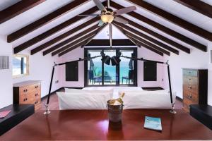 Ein Bett oder Betten in einem Zimmer der Unterkunft Tamarind Hills Resort & Villas
