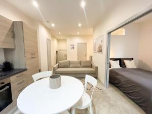 1 dormitorio con 1 cama, mesa blanca y sillas en Suite Onyx, en Lyon