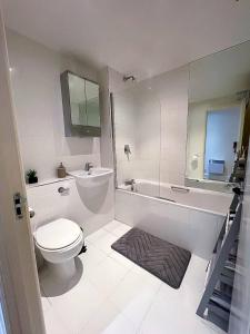 Luxury 2 bedroom apartment in central London at affordable rates tesisinde bir banyo