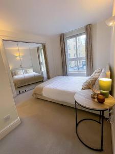 Luxury 2 bedroom apartment in central London at affordable rates tesisinde bir odada yatak veya yataklar