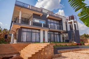 une maison avec un escalier en face de celle-ci dans l'établissement Villa Mater Dolorosa, à Gitega