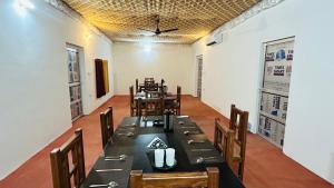 un comedor con una mesa larga y sillas en Pritampalace resort, en Khilchīpur