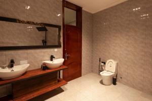 een badkamer met een wastafel en een toilet bij Villa Mater Dolorosa in Gitega