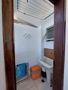 Ap Vista Mar em Caraguatatuba في كاراغواتاتوبا: حمام صغير مع حوض ومرحاض
