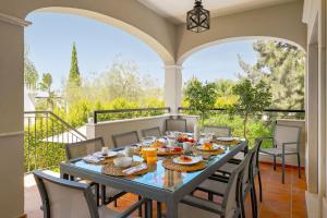 ein Esszimmer mit Tisch und Stühlen auf einem Balkon in der Unterkunft Villa Simone in Almancil