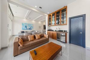 Una gran sala de estar con un sofá y una mesa. en Luxury Ground Beachfront Condo Solare 103, en South Padre Island