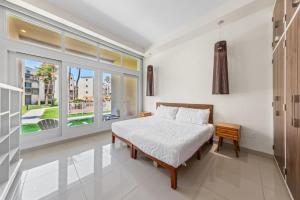 Un dormitorio con una cama y una ventana grande. en Luxury Ground Beachfront Condo Solare 103, en South Padre Island 30 fotos más