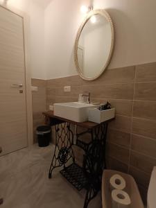 y baño con lavabo y espejo. en b&b RetrO'Conero, en Castelfidardo