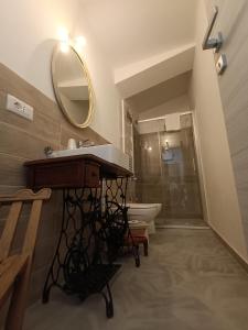 y baño con lavabo, espejo y bañera. en b&b RetrO'Conero, en Castelfidardo