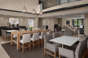 - une salle à manger avec une table et des chaises dans l'établissement Residence Inn by Marriott San Diego Downtown, à San Diego